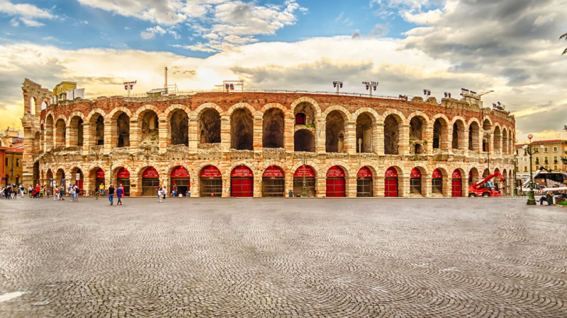 Nel suggestivo scenario del centro storico di Verona, a pochi passi dall’Arena e dalle principali...