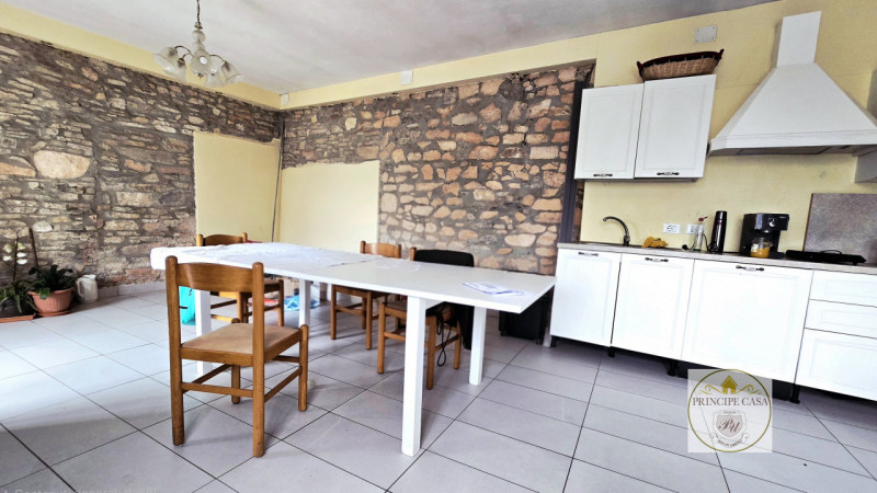 Rif. BIF57 - Proponiamo in vendita casa accostata su due livelli, inserita in una tranquilla cort...