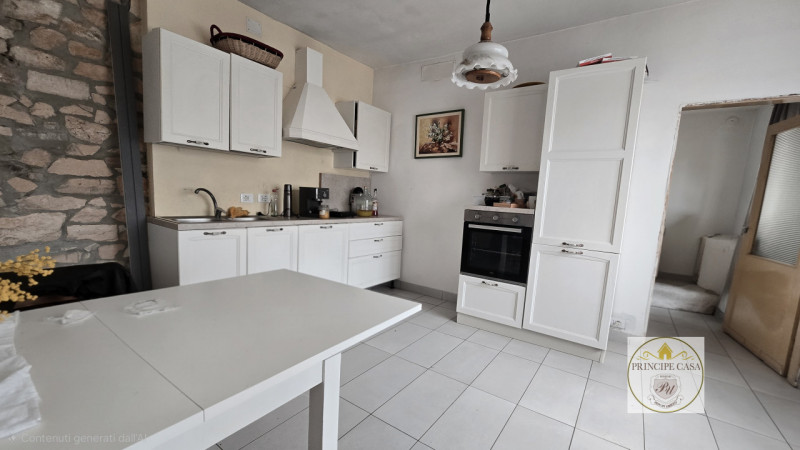 Rif. BIF57 - Proponiamo in vendita casa accostata su due livelli, inserita in una tranquilla cort...