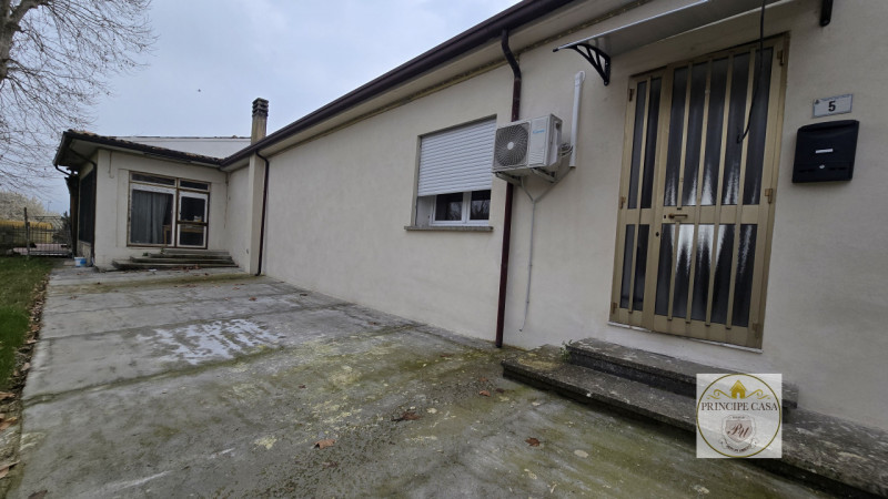 Rif. BIF57 - Proponiamo in vendita casa accostata su due livelli, inserita in una tranquilla cort...