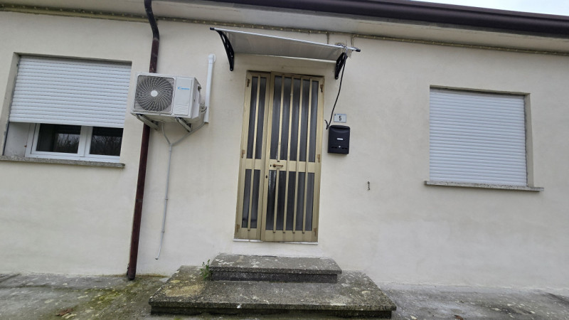 Rif. BIF57 - Proponiamo in vendita casa accostata su due livelli, inserita in una tranquilla cort...