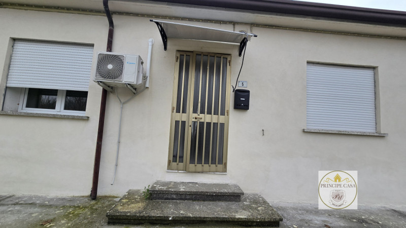 Rif. BIF57 - Proponiamo in vendita casa accostata su due livelli, inserita in una tranquilla cort...