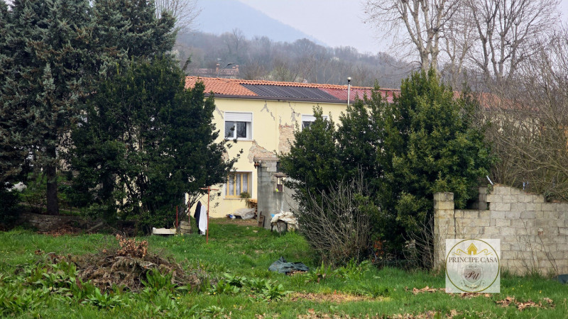 Rif. BIF57 - Proponiamo in vendita casa accostata su due livelli, inserita in una tranquilla cort...