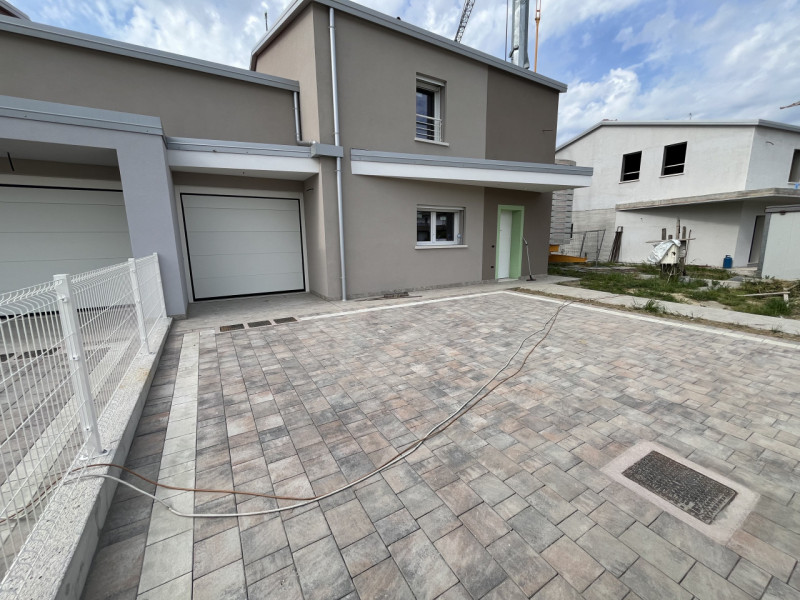 La casa perfetta per la tua famiglia: spazio, sicurezza e comfort in una nuova bivilla in classe ...