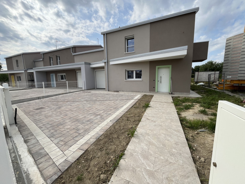 La casa perfetta per la tua famiglia: spazio, sicurezza e comfort in una nuova bivilla in classe ...
