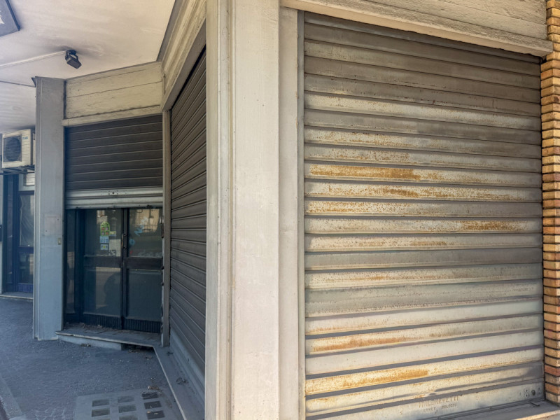 (Per INFO Vittorio 3517343301) In posizione centrale e di forte passaggio, proponiamo in vendita ...