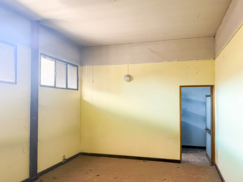 (Per INFO Vittorio 3517343301) In posizione centrale e di forte passaggio, proponiamo in vendita ...