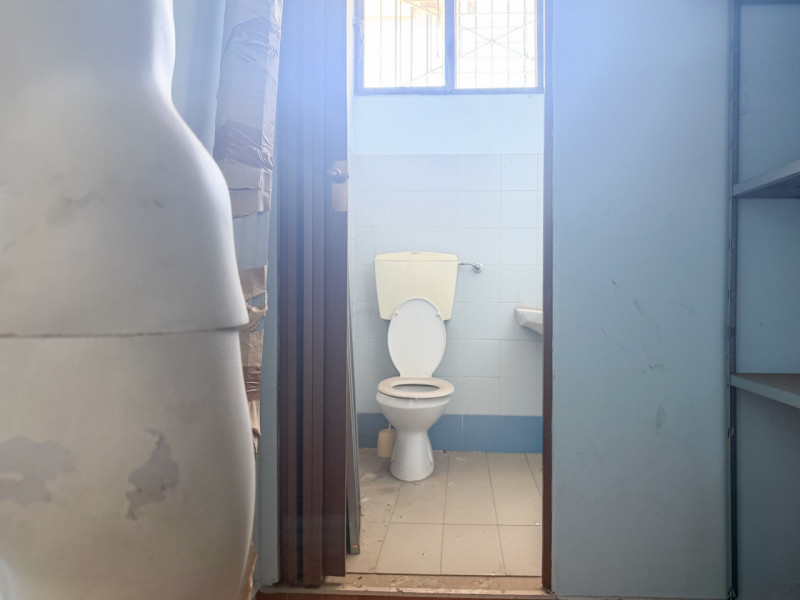(Per INFO Vittorio 3517343301) In posizione centrale e di forte passaggio, proponiamo in vendita ...