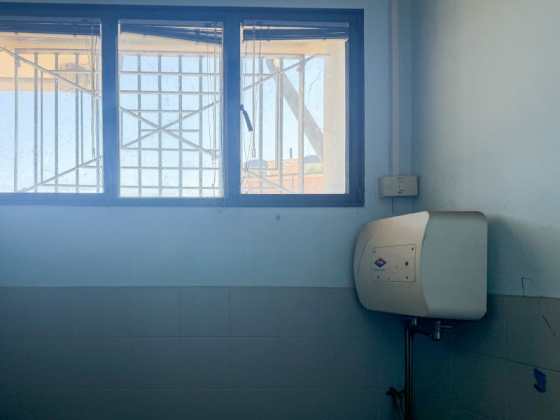 (Per INFO Vittorio 3517343301) In posizione centrale e di forte passaggio, proponiamo in vendita ...