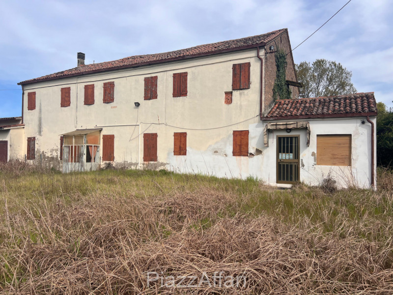 Si propone in Via Bosco Correzzola interessante fabbricato completamente da ristrutturare. 
Tale ...