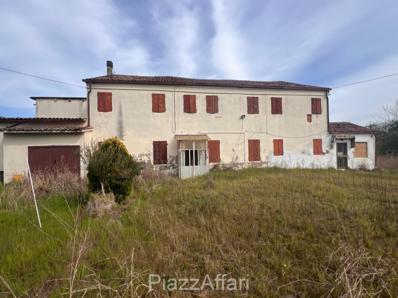 Si propone in Via Bosco Correzzola interessante fabbricato completamente da ristrutturare. 
Tale ...