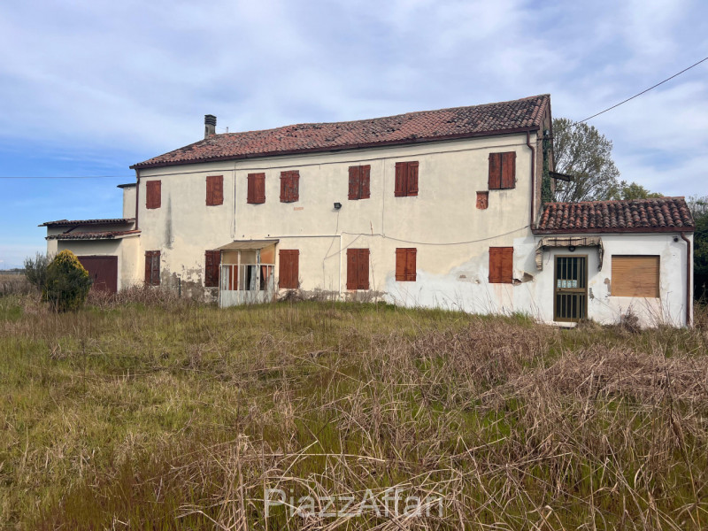 Si propone in Via Bosco Correzzola interessante fabbricato completamente da ristrutturare. 
Tale ...