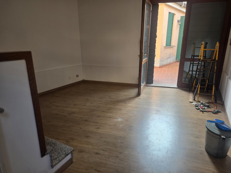 Proponiamo in locazione interessante porzione indipendente con doppio ingresso, ideale per chi ce...
