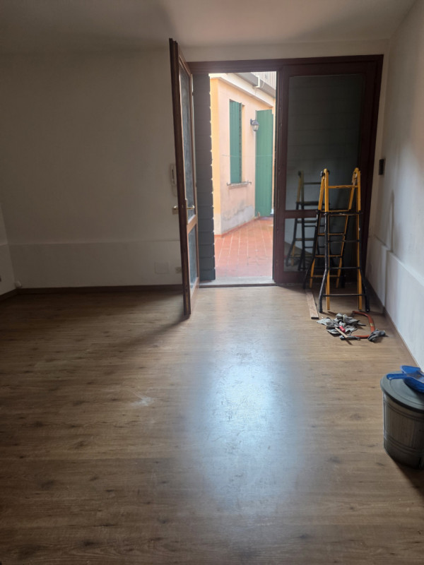 Proponiamo in locazione interessante porzione indipendente con doppio ingresso, ideale per chi ce...
