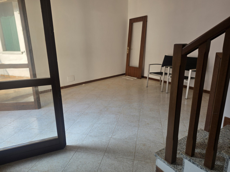 Proponiamo in locazione interessante porzione indipendente con doppio ingresso, ideale per chi ce...