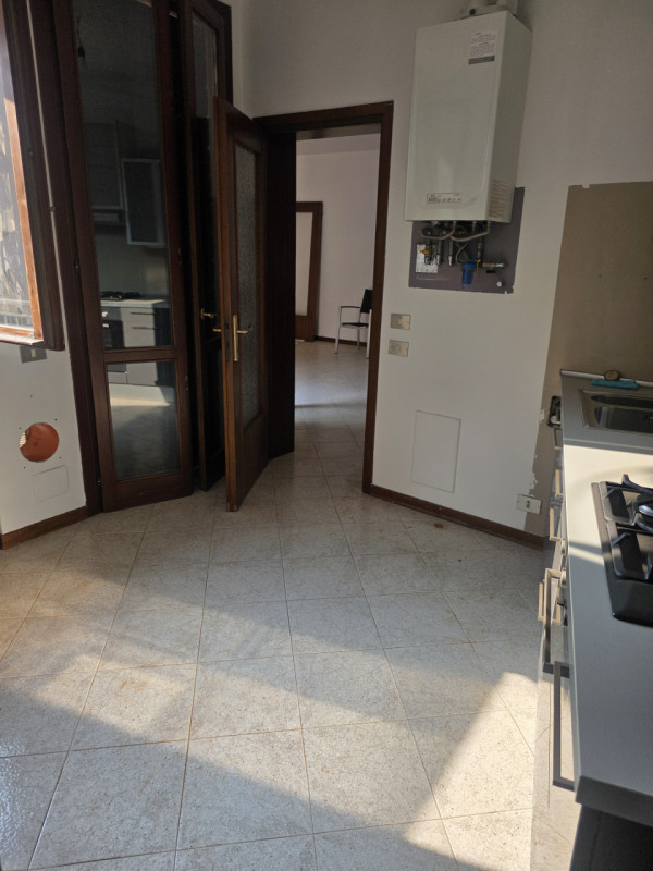 Proponiamo in locazione interessante porzione indipendente con doppio ingresso, ideale per chi ce...