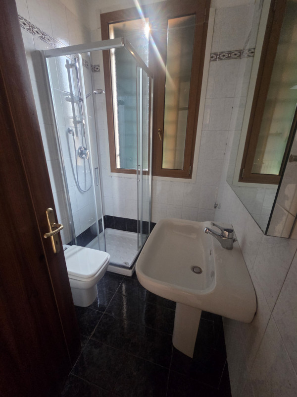 Proponiamo in locazione interessante porzione indipendente con doppio ingresso, ideale per chi ce...