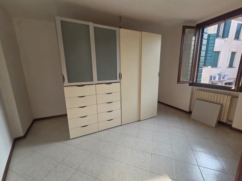Proponiamo in locazione interessante porzione indipendente con doppio ingresso, ideale per chi ce...