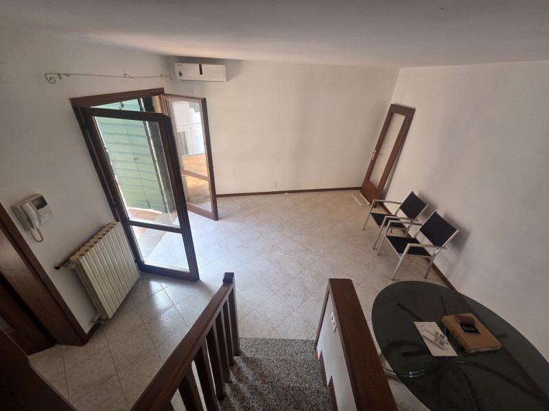 Proponiamo in locazione interessante porzione indipendente con doppio ingresso, ideale per chi ce...