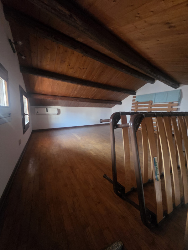 Proponiamo in locazione interessante porzione indipendente con doppio ingresso, ideale per chi ce...