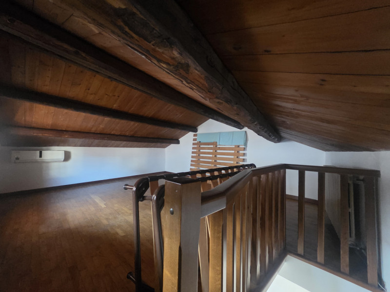 Proponiamo in locazione interessante porzione indipendente con doppio ingresso, ideale per chi ce...