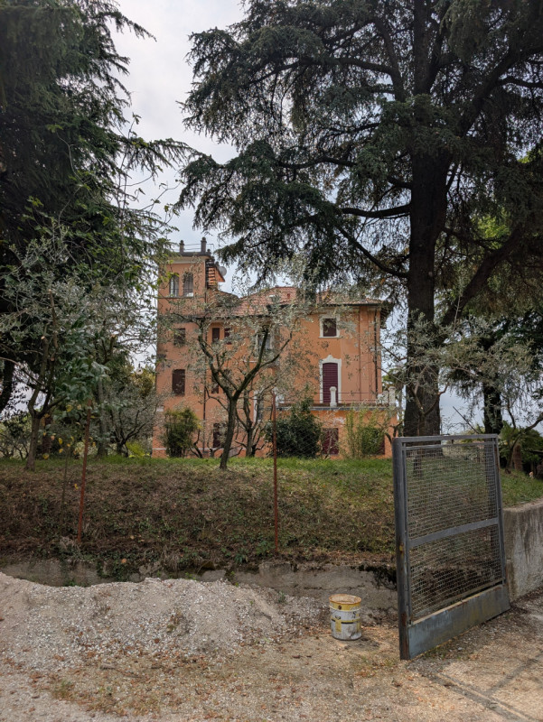 I meravigliosi colli a ovest di Asolo, la vallata che si estende fino ai Colli Euganei, la Rocca ...