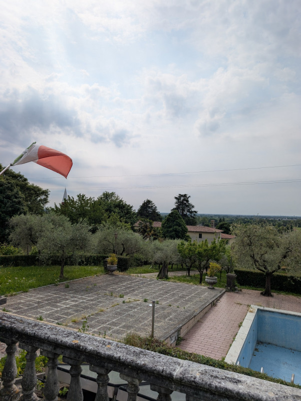 I meravigliosi colli a ovest di Asolo, la vallata che si estende fino ai Colli Euganei, la Rocca ...