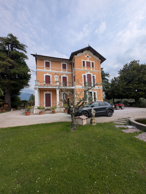 I meravigliosi colli a ovest di Asolo, la vallata che si estende fino ai Colli Euganei, la Rocca ...