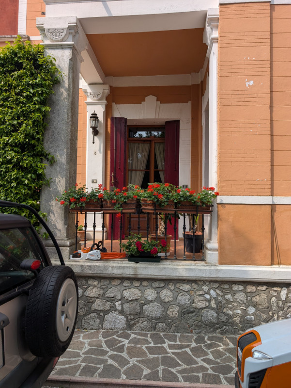 I meravigliosi colli a ovest di Asolo, la vallata che si estende fino ai Colli Euganei, la Rocca ...