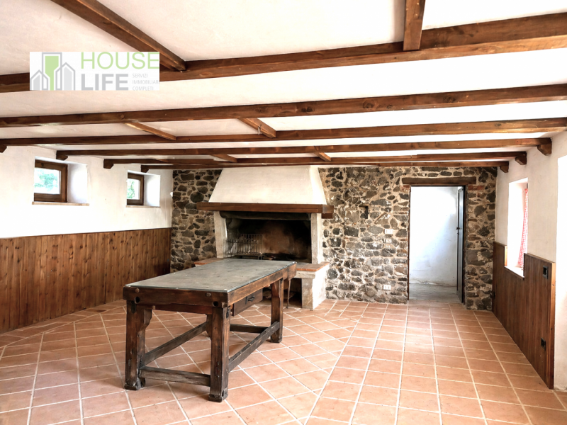 FARA VICENTINO: SPLENDIDA PROPRIETA' AGRICOLA IN COLLINA con vigneto, abitazione, annessi rustici...