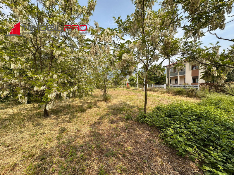 Proponiamo in vendita un terreno edificabile situato in Via Calcara, a Zugliano, in una posizione...