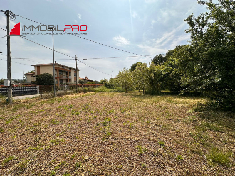 Proponiamo in vendita un terreno edificabile situato in Via Calcara, a Zugliano, in una posizione...