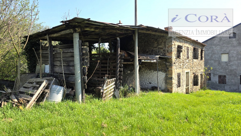 Galzignano Terme collina, proponiamo in vendita rustico su doppio livello in pietra da ristruttur...