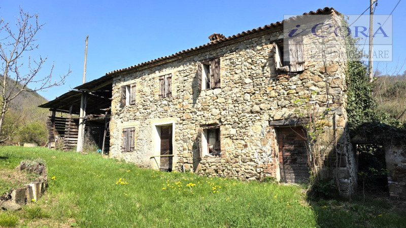 Galzignano Terme collina, proponiamo in vendita rustico su doppio livello in pietra da ristruttur...