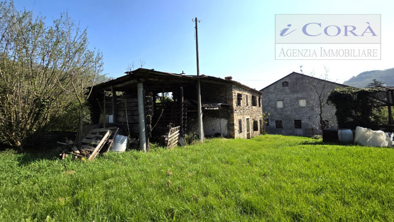 Galzignano Terme collina, proponiamo in vendita rustico su doppio livello in pietra da ristruttur...