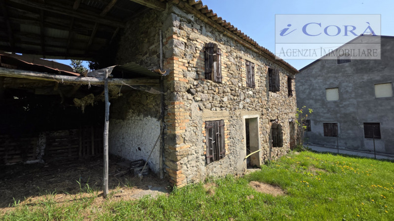 Galzignano Terme collina, proponiamo in vendita rustico su doppio livello in pietra da ristruttur...