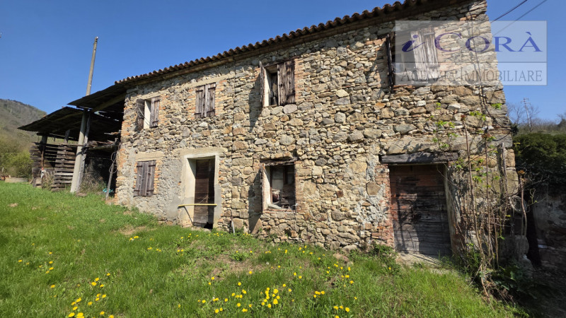 Galzignano Terme collina, proponiamo in vendita rustico su doppio livello in pietra da ristruttur...