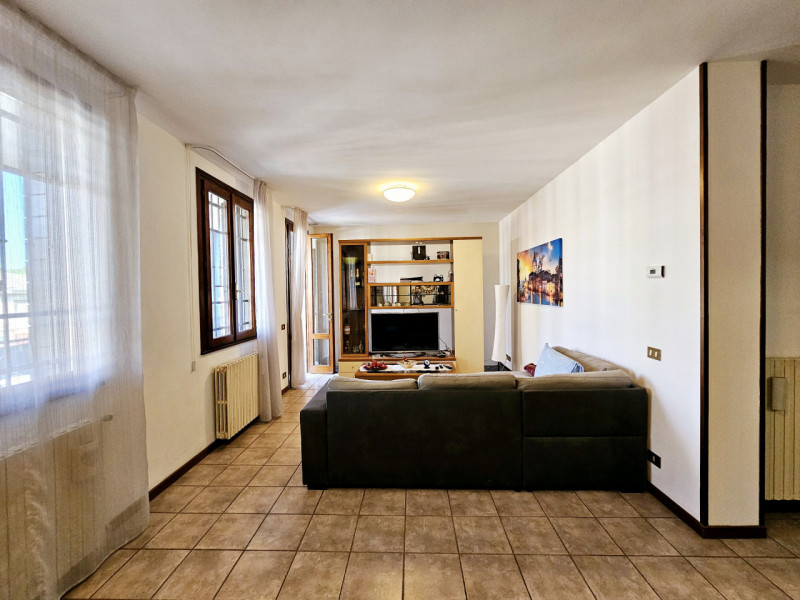 Proponiamo in affitto a Este, un luminoso appartamento quadrilocale situato al primo piano di un ...