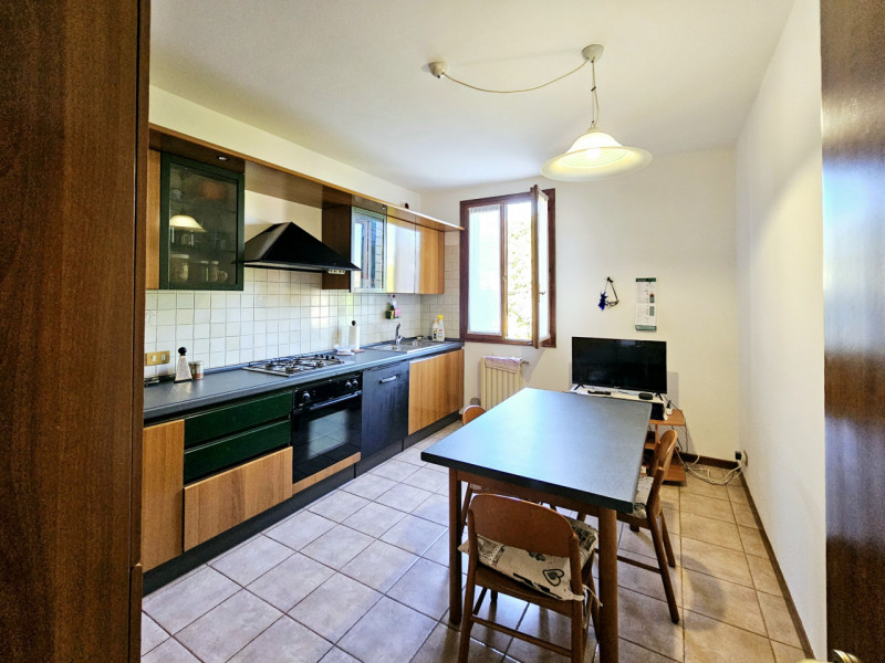Proponiamo in affitto a Este, un luminoso appartamento quadrilocale situato al primo piano di un ...
