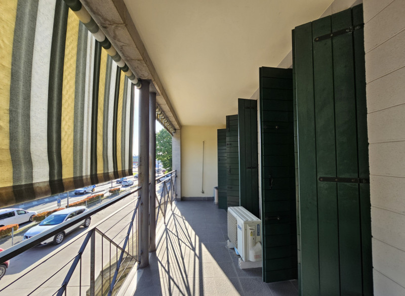 Proponiamo in affitto a Este, un luminoso appartamento quadrilocale situato al primo piano di un ...