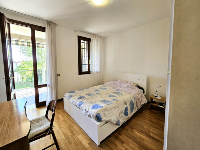 Proponiamo in affitto a Este, un luminoso appartamento quadrilocale situato al primo piano di un ...