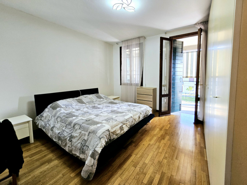 Proponiamo in affitto a Este, un luminoso appartamento quadrilocale situato al primo piano di un ...