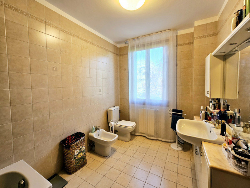 Proponiamo in affitto a Este, un luminoso appartamento quadrilocale situato al primo piano di un ...