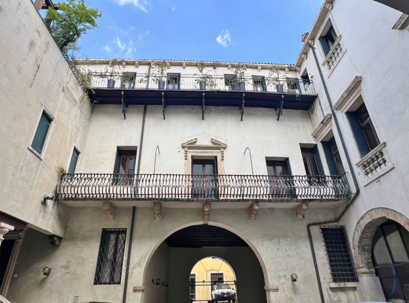PRESTIGIOSO PIANO NOBILE DEL 1600 IN CONTRA' RIALE - RIF. 8387 - EURO 590.000

Splendida opportun...