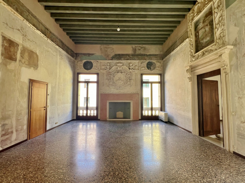 PRESTIGIOSO PIANO NOBILE SU PALAZZO DEL 1600 IN CONTRA' RIALE - RIF. 8387
Splendida opportunità d...