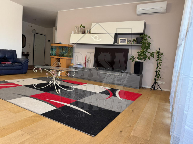Rif. PDPVIG per info Marilena m. 327 7153302

Ampio appartamento ristrutturato con 3 camere, gara...