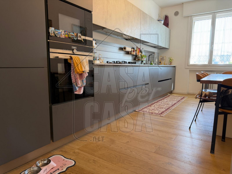 Rif. PDPVIG per info Marilena m. 327 7153302

Ampio appartamento ristrutturato con 3 camere, gara...