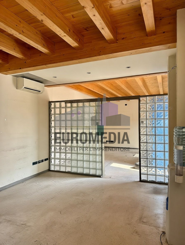 Per informazioni: 375.7062731

EUROMEDIA propone in locazione un interessante immobile a destinaz...