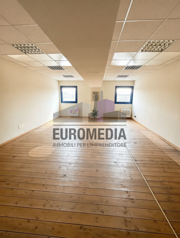 Per informazioni: 375.7062731

EUROMEDIA propone in locazione un interessante immobile a destinaz...