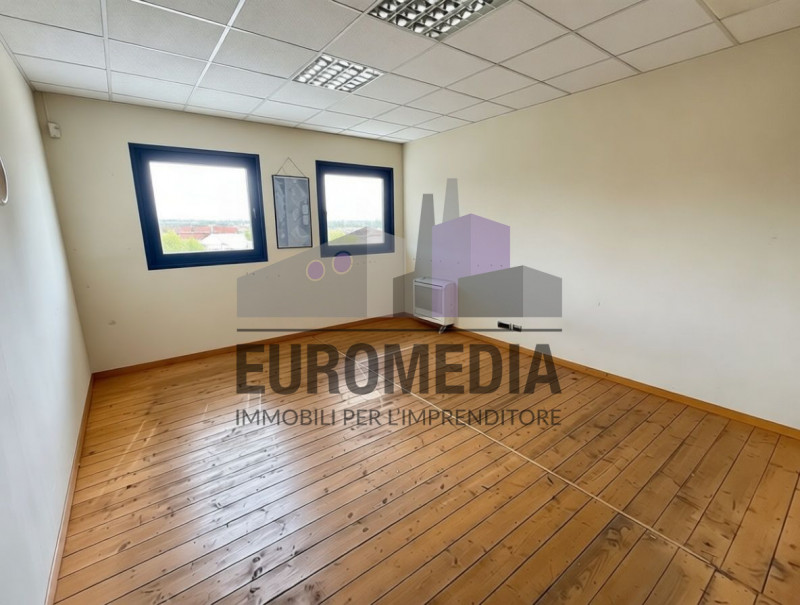 Per informazioni: 375.7062731

EUROMEDIA propone in locazione un interessante immobile a destinaz...